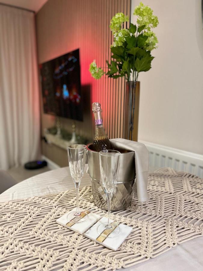 Cozen Villa Edgware Buitenkant foto